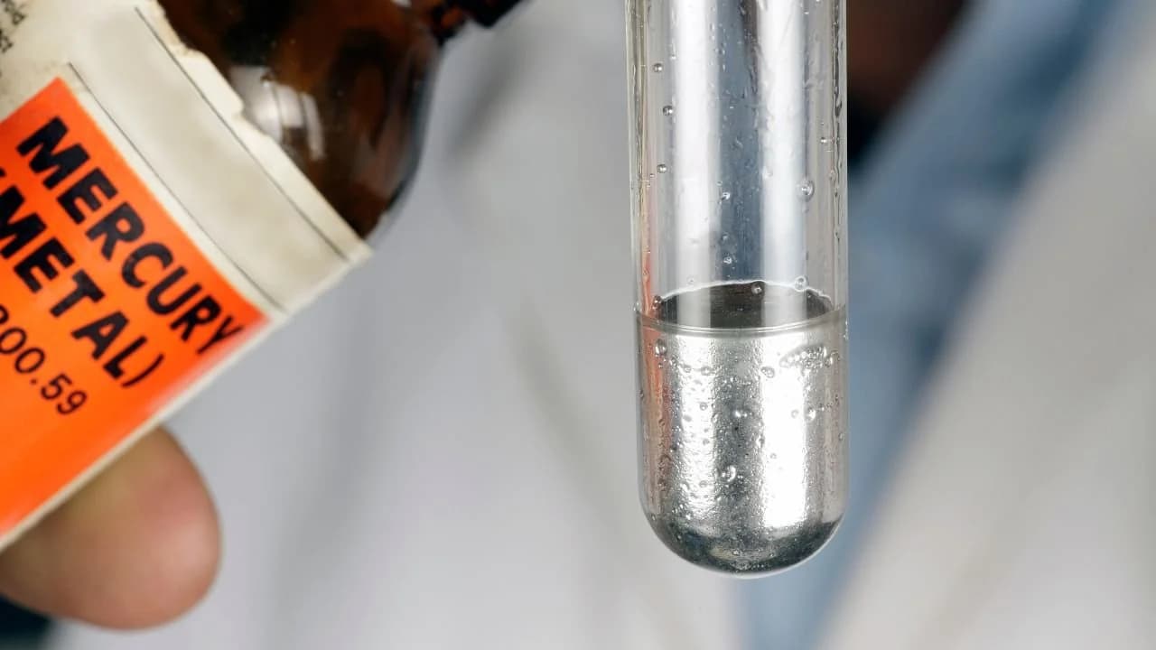 ¿La pasta térmica contiene mercurio?