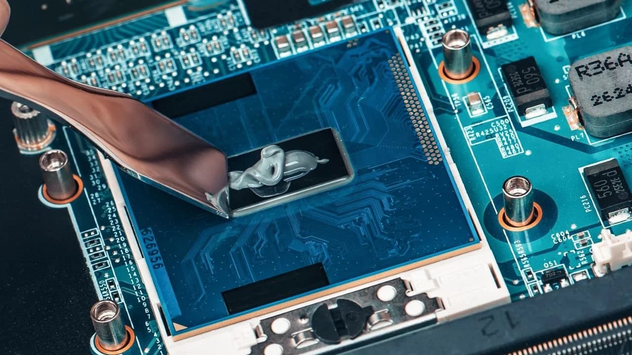 ¿Cuánto tarda la pasta térmica en funcionar?