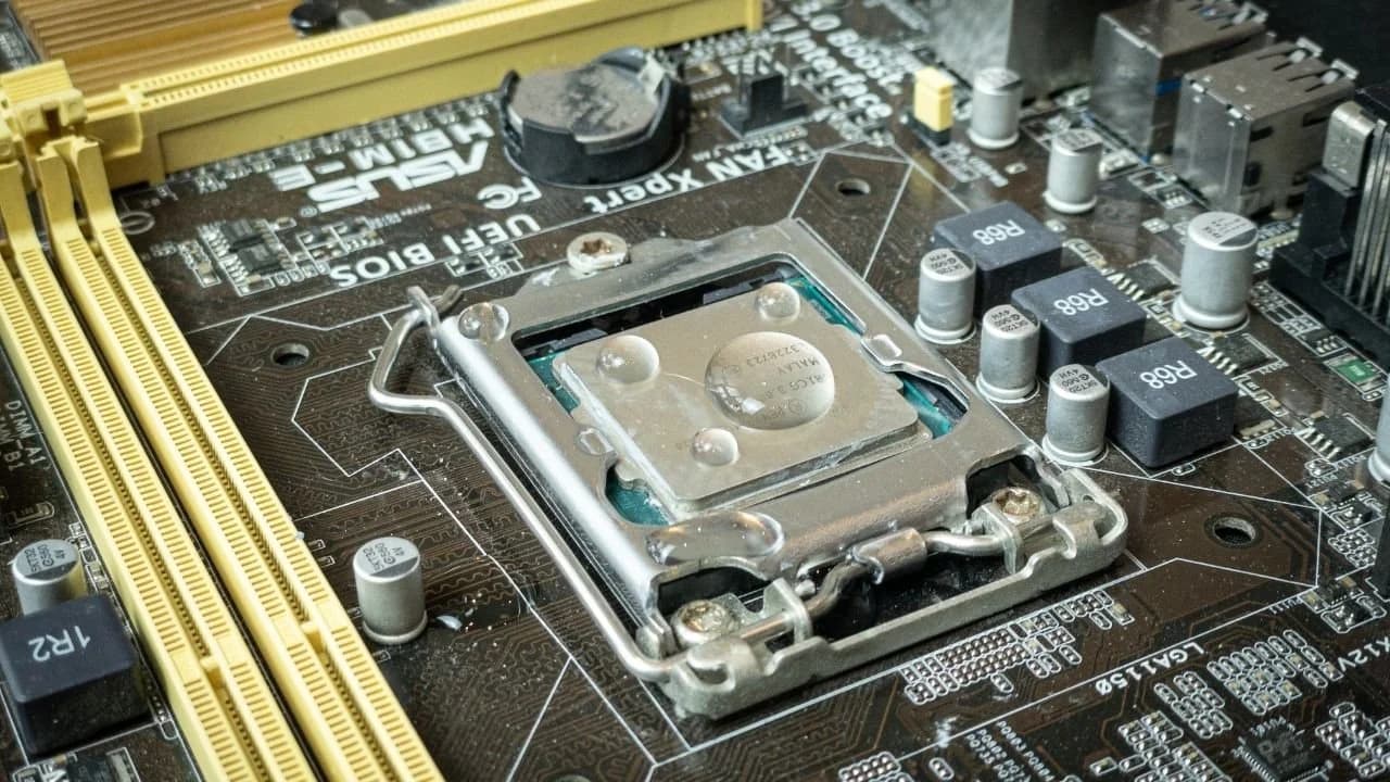 ¿Puedes limpiar la pasta térmica con agua?